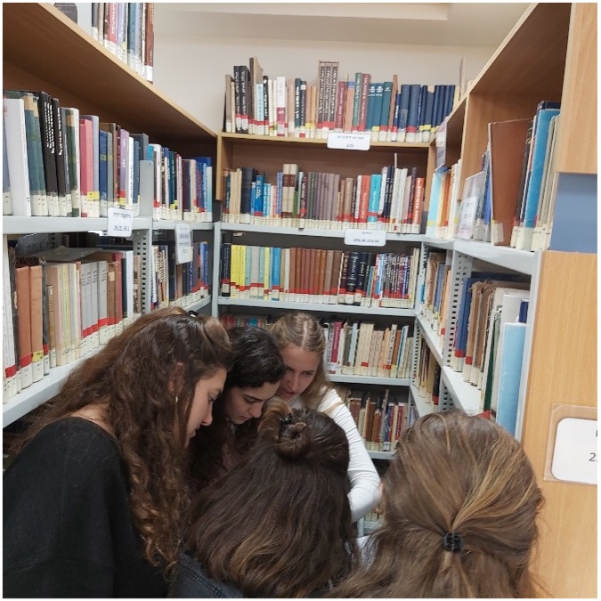 משחוק בספרייה- סטודנטיות קוראות ספרים בספרייה