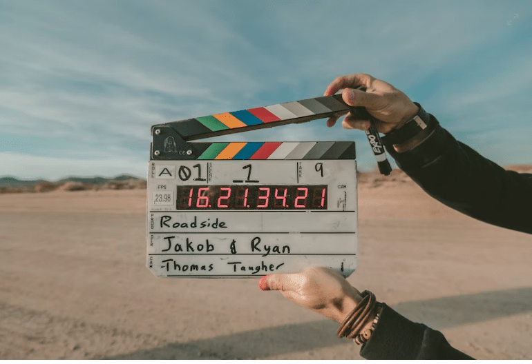 תמונה של קאט ברקע מדברי ושמיים התמונות נלקחו מאתר: unsplash